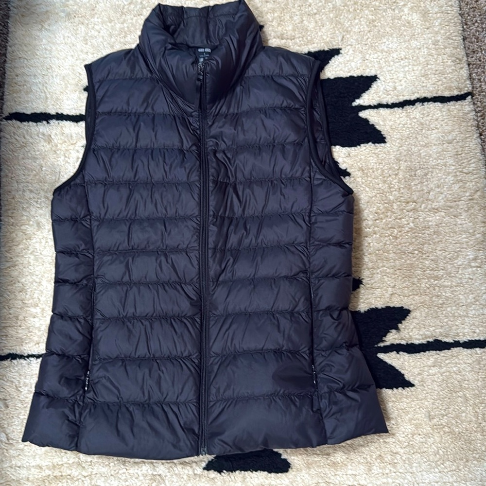 Black Uniqlo Light Weight Down Puffer Vest Small